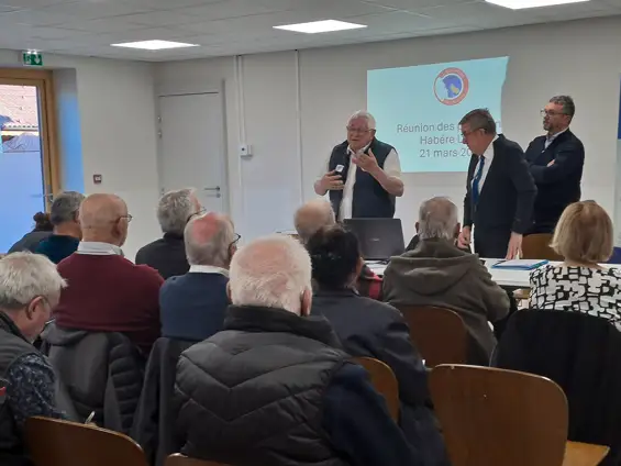 Réunion des présidents des comités du Souvenir Français à Habere Lullin village martyr du département. Merci à son maire Laurent Desbiolles pour la qualité de l’accueil et pour la mises à disposition de la salle communale 26 présidents pour évoquer 30 points à l’ordre du jour. Merci a René Perrissin et son équipe du comité Vallée verte Quatre rivières pour la parfaite organisation de cette matinée studieuse.