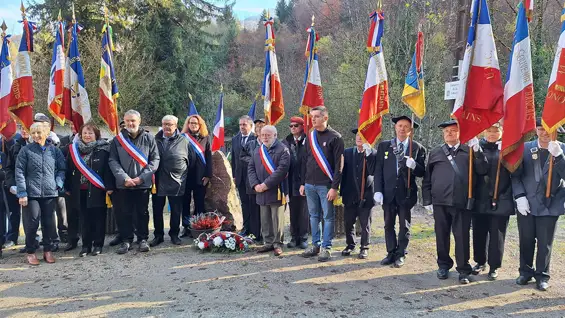 Le président du comité du Val d'abondance du souvenir français etait present avec sa porte drapeau et sa trésorière à la cérémonie anticipée du 11 novembre au mémorial de Bioge