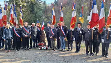 Le président du comité du Val d'abondance du souvenir français etait present avec sa porte drapeau et sa trésorière à la cérémonie anticipée du 11 novembre au mémorial de Bioge