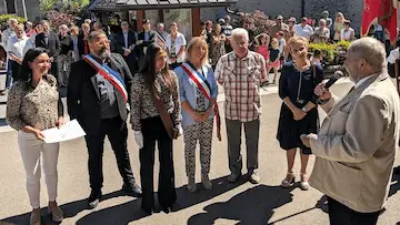 Entourée de ses parents et de la maire Sylvie Andres, la jeune Clarice (3 e à gauche) a reçu le diplôme de porte-drapeau. Photo Le DL/O.L.