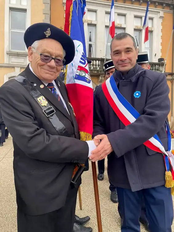 Monsieur Jean-Philippe Mas, Maire de Cluses serre la main avec respect et complicité de Robert Brézaire.