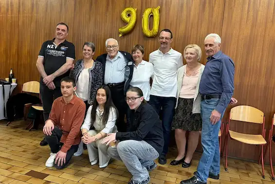 Robert Bézairie, doyen de nos porte-drapeaux, reçu en famille à la mairie de Cluses à l'occasion de ses 90 ans