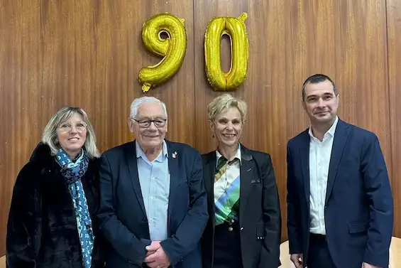 Robert Bézairie, doyen de nos porte-drapeaux, félicité par Mr le Maire Jean-Philippe Mas et Marie-Anthoinette Metraln conseillière départementale