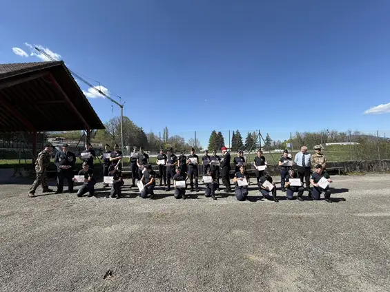 Le Souvenir Français était ce jour à la Roche sur Foron ou dans le cadre de l’école des porte-drapeaux de la Haute -Savoie je participais à la formation de 29 cadets de la gendarmerie. En compagnie d’Éric, de jean-Paul, d’Olivier et d’Alain autres intervenants.