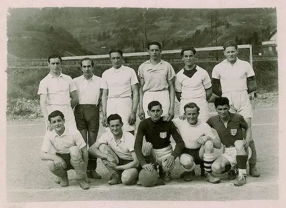 Saison 1941-1942 — De gauche à droite, Roger Bouverat est le quatrième accroupi. Photo Archives Marignier Sports