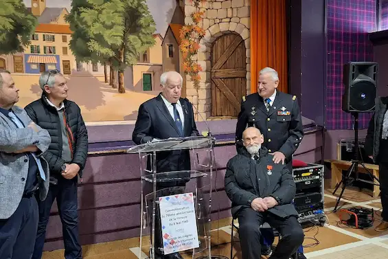 Remise de la légion d'honneur à Roland Trosset ancien d'Afn membre du souvenir français de la vallée d'abondance par le général Grandchamp ce 8 mai à la Chapelle-d'Abondance