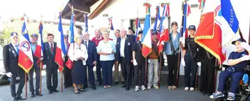 Porte-drapeaux, jeunes porte-drapeaux recevant leur diplôme et bénévoles récompensés avec Jean-François Bocquet, René Perrissin et Baptiste. Photo C.P.