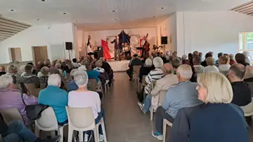 Saint-André-de-Boëge — Un été 1944 en chansons et en résistances : À l’occasion du 80ᵉ anniversaire de la Libération, le comité du Souvenir Français Vallée Verte – Quatre Rivières avait invité la Compagnie du Zinc pour fêter Le retour des beaux jours.