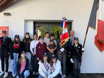 Le Conseil Municipal des Jeunes de Bogève était présent à la cérémonie avec son drapeau et avec le drapeau, des anciens combattants 1914-1918, confié à l’école primaire de la commune.