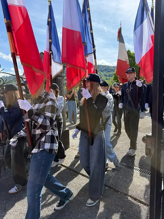 Le Conseil Municipal des Jeunes de Bogève était présent à la cérémonie avec son drapeau et avec le drapeau, des anciens combattants 1914-1918, confié à l’école primaire de la commune.