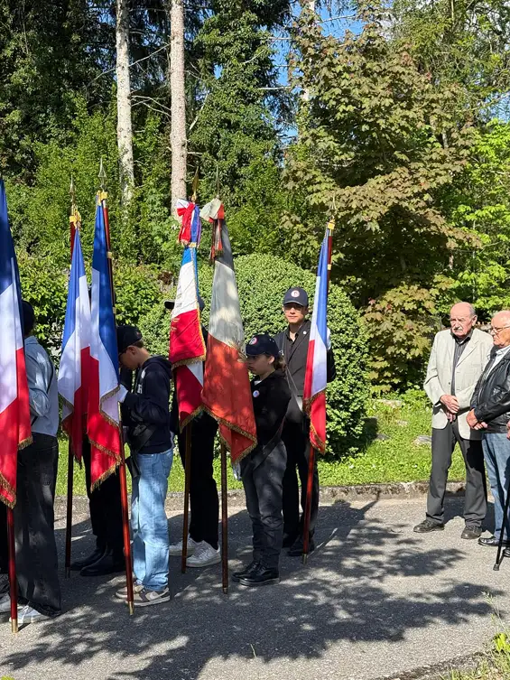 Le Conseil Municipal des Jeunes de Bogève était présent à la cérémonie avec son drapeau et avec le drapeau, des anciens combattants 1914-1918, confié à l’école primaire de la commune.