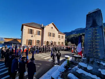 Ce 31 décembre 2024, le village de Saint-Eustache s’est rassemblé autour des porte-drapeaux et des autorités civiles et militaires pour célébrer le souvenir de la rafle tragique de 1943. Photo Le DL /M.R.