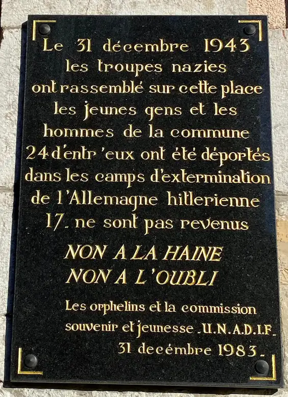 Saint-Eustache plaque de la place du 31 décembre 1943 sur la mur de la Mairie