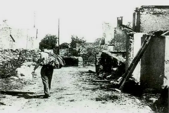 Vision du village dévasté par l’incendie en représailles de l’attaque des maquisards . Photo Notre histoire.ch / Collection J.-B.Raphin