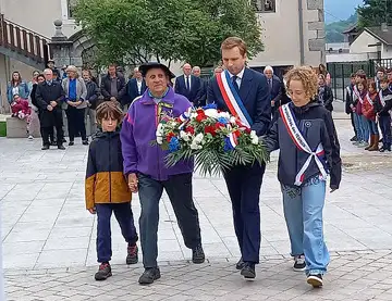 28096,Saint-Jeoire, Cérémonie du 8-Mai : un 80e anniversaire solennel - Un dépôt de gerbe au monument aux morts. Photo Le DL/Daniel Brisard,