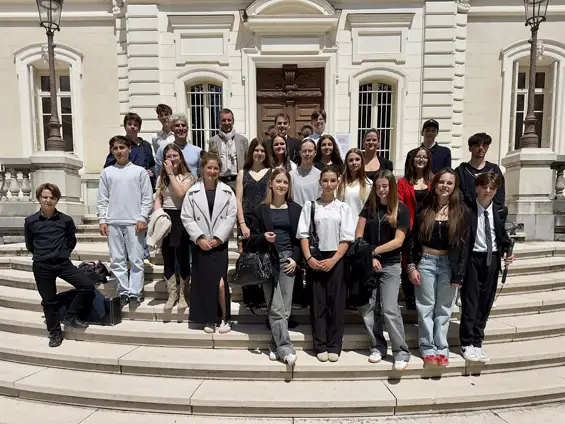 Les élèves du collège Jean-Monnet décrochent deux 1er prix - Les élèves du collège Jean-Monnet de Saint-Jorioz devant le monument aux morts d’Annecy, ce jeudi 27 mai. Photo L. TARDY