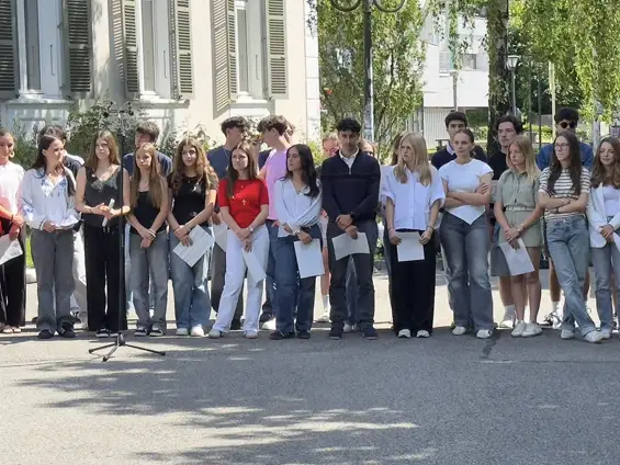 Les élèves du collège Jean-Monnet décrochent deux 1er prix - Les élèves du collège Jean-Monnet de Saint-Jorioz devant le monument aux morts d’Annecy, ce jeudi 27 mai. Photo L. TARDY