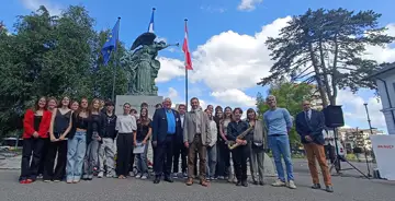 Les élèves du collège Jean-Monnet de Saint-Jorioz devant le monument aux morts d’Annecy, ce jeudi 27 mai - Photo Le DL/M.D-C.