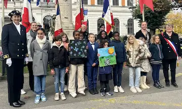 Le maire David Banant aux côtés de la députée Virginie Duby-Muller, des responsables des anciens combattants, de jeunes sapeurs-pompiers et de membres du conseil municipal jeunes. Photo Le DL/P.R.