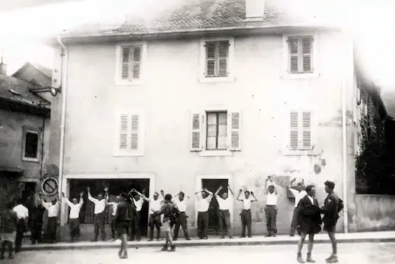 Saint-Julien, le 16 août 1944, 17 heures : les derniers soldats allemands viennent de se rendre. Photo DR