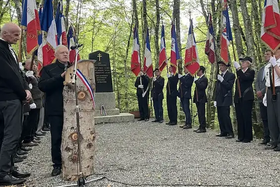 Les personnes rassemblées devant la stèle des fusillé du bois du Fayet. Photo Le DL/P.B.