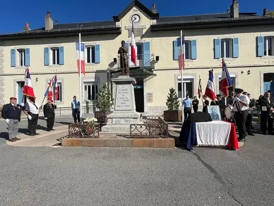 La maréchal des logis Fany Claudin du 121e régiment du train a perdu la vie lors d’une mission d’escorte de convoi au Liban le vendredi 15 novembre 2024. Aujourd’hui, au pied du monument aux morts de Saint-Pierre-en-Faucigny, nous honorons la mémoire du Médecin-Capitaine des Hôpitaux Fanny Claudin.
