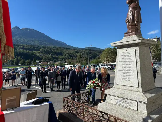 La maréchal des logis Fany Claudin du 121e régiment du train a perdu la vie lors d’une mission d’escorte de convoi au Liban le vendredi 15 novembre 2024. Aujourd’hui, au pied du monument aux morts de Saint-Pierre-en-Faucigny, nous honorons la mémoire du Médecin-Capitaine des Hôpitaux Fanny Claudin.