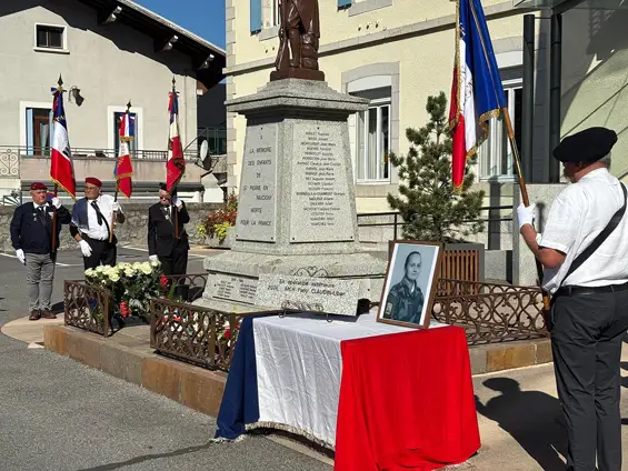 La maréchal des logis Fany Claudin du 121e régiment du train a perdu la vie lors d’une mission d’escorte de convoi au Liban le vendredi 15 novembre 2024. Aujourd’hui, au pied du monument aux morts de Saint-Pierre-en-Faucigny, nous honorons la mémoire du Médecin-Capitaine des Hôpitaux Fanny Claudin.