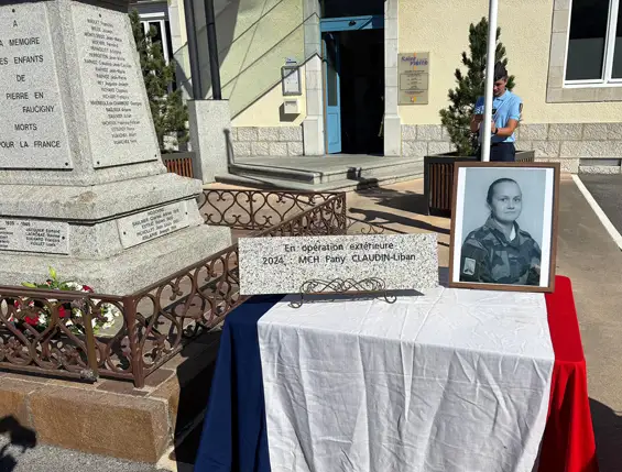 La maréchal des logis Fany Claudin du 121e régiment du train a perdu la vie lors d’une mission d’escorte de convoi au Liban le vendredi 15 novembre 2024. Aujourd’hui, au pied du monument aux morts de Saint-Pierre-en-Faucigny, nous honorons la mémoire du Médecin-Capitaine des Hôpitaux Fanny Claudin.