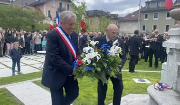 Sallanches — Première cérémonie du 8 mai sur la nouvelle place Charles-Albert - La lecture de l’allocution ministérielle s’est déroulée sur cette place fraîchement recomposée. Photo Le DL /Nathan Bayol Garcia