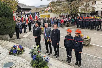 Le maire Jean-Charles Mogenet et ses homologues de Morillon et de Verchaix ont déposé une gerbe tout comme deux jeunes sapeurs-pompiers. Photo Le DL/Olivier Lestien