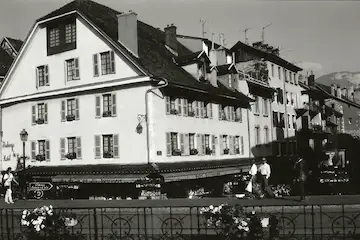 Hôtel restaurant le Lyonnais tenu par Flora Saulnier et on mari