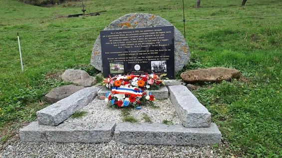 Les associations mémorielles, les porte-drapeau ont participé à la cérémonie d'hommage aux familles qui, au péril de leur vie, apportèrent leur soutien aux Résistants et réfractaires du S.T.O. contraints de gagner le maquis pour échapper à la répression hitlérienne et milicienne.