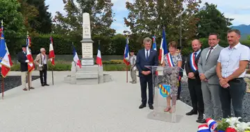 Scientrier — Commémoration du 14 juillet 2025 et inauguration monument aux morts. Autour du maire Patricia Deage, les autorités et les porte-drapeaux devant monument aux morts inauguré ce lundi 14 juillet. Photo Le DL/M.-T.