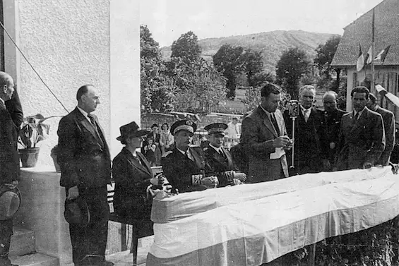 18 mai 1947 : l’inauguration de la nouvelle école, reconstruite par la municipalité que dirige le capitaine FTP Alexandre Néplaz. Quel honneur pour les participants à l’inauguration d’accueillir ce jour-là les parents de Guy Môquet, venus se reposer quelques jours à Sciez. Photo Club Patrimoine Sciez