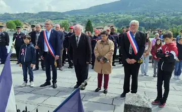 Édiles, représentants des anciens combattants et du souvenir français, élus de la jeune génération se sont réunis face au monument aux morts. Photo Le DL/Alain Reoupenian