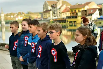 Seyssel - 11 novembre 2024 : Les enfants des conseils municipaux étaient présents pour la commémoration. Photo Le DL/A.R.