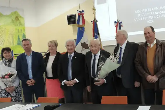 Emmanuel Bonato (au centre) a confié la présidence à Patrick Léger (troisième en partant de la droite), entourés du maire de Saint-Ferréol, du conseiller départemental, des délégués du Souvenir français et de Mary Minjoz, Nelly Tellier et André Bozon. Photo Le DL/M.M.