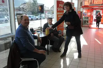 Souvenir français recrute : À la Toussaint, en faisant leurs courses, les habitants ont pu échanger avec les membres de l’association patriotique (ici Emmanuel Bonato, président d’honneur, et Patrick Léger, président). Photo Le DL/M.M.