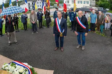 Saint-Martin-Bellevue — 80e anniversaire du massacre des hommes du corps franc Simon. Christian Anselme et Christian Rophille se sont recueillis devant la stèle après le dépôt de la gerbe. Photo Le DL/S.B.