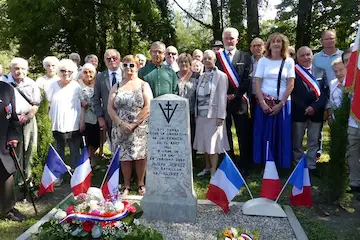 Marie-Irène Hicter-Jawetz et son fils François devant la stèle à la mémoire du sergent-chef Joseph Jawetz, tué par les Allemands le 26 août 1944. Photo Le DL/B.M.