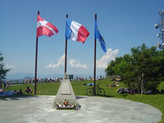 Stèle en commémoration des combats du REVARD