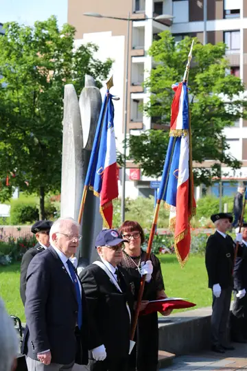 À l’occasion d’une cérémonie empreinte d’émotion et de mémoire, Paul Beauvois a reçu la médaille de bronze du Souvenir Français en reconnaissance des services rendus à l’association et de son engagement exemplaire durant 36 années comme porte-drapeau, d’abord au Havre puis à Seynod.