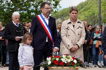 Des gerbes ont été déposées au pied du monument aux morts de Taninges. Photo Le DL/M.M.