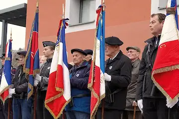 Taninges — La commémoration du 11 novembre 1918 à l’unisson des générations. es anciens combattants à la cérémonie. Photo Le DL/M.M.