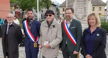 Les élus ont honoré Michel Corbex pour son engagement au sein du Souvenir français. Photo Le DL/M.M.