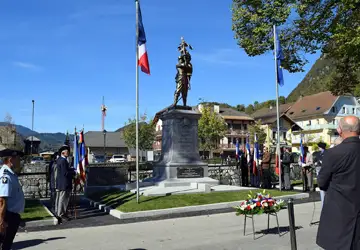 29790,Taninges — Monument aux morts de la guerre de 1870-1871 — Depuis le 7 octobre dernier il est installé sur les berges du Foron, face à la mairie. Photo Le DL/G.D.D.,