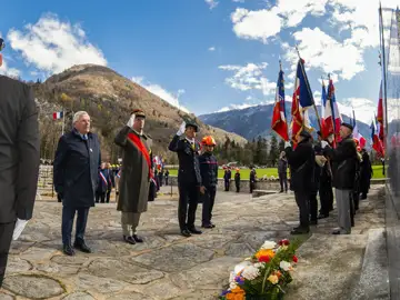 Dépôt de gerbes par le président de l’association des Glières Antoine de Menthon au côté du général François Lecointre, grand chancelier de la Légion d’honneur, le commandant en second du 27e BCA Stéphane Melin et un jeune sapeur-pompier de Thônes, en présence de 140 porte-drapeaux. Photo S.B.