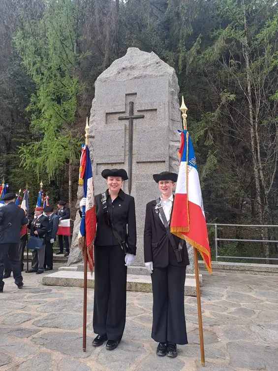 Mathilde Brisset (à g.) et Emma Bernard sont devenues jeunes porte-drapeaux de Haute-Savoie en 2022. Photo Mathilde Brisset