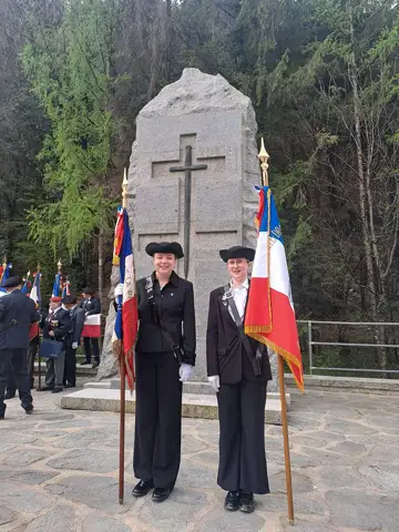 Mathilde Brisset (à g.) et Emma Bernard sont devenues jeunes porte-drapeaux de Haute-Savoie en 2022. Photo Mathilde Brisset